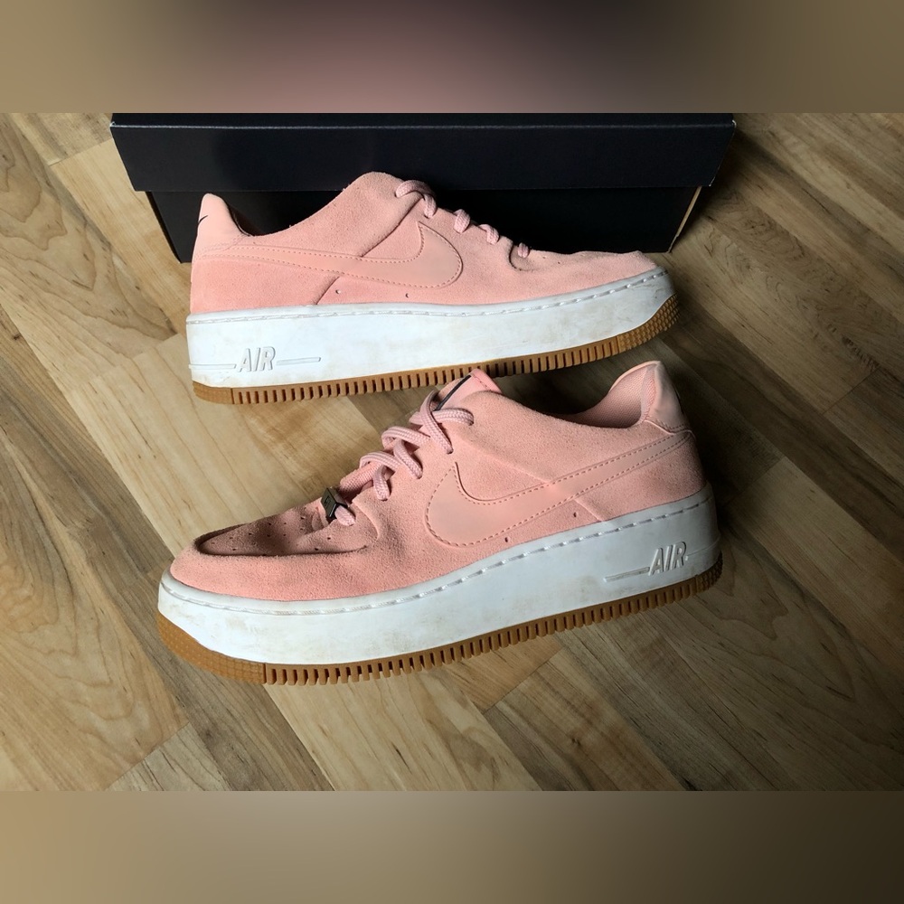 Women’s 8.5 Nike AF1 Coral/Stardust Shoes